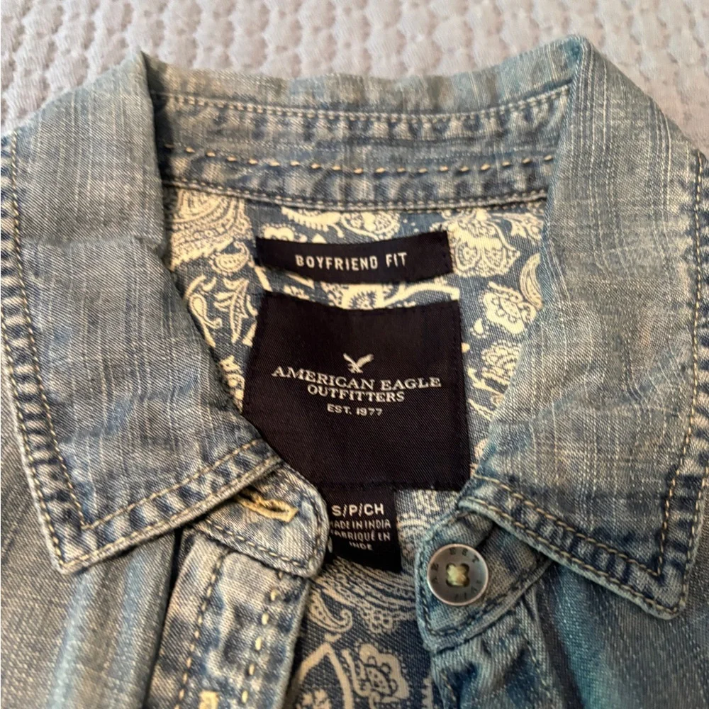 American Eagle Outfitters Light Blue Denim Shirt - Picture 2 of 2